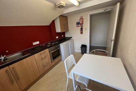 2 bedroom flat to rent, 6 (Attic) Perth Road, ,