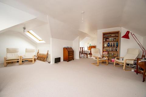 2 bedroom penthouse for sale, Queens Court, Reading RG8