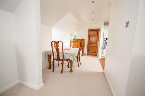 2 bedroom penthouse for sale, Queens Court, Reading RG8