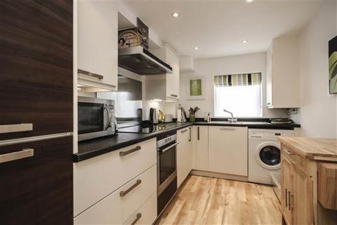 2 bedroom flat to rent, Station Road, Surrey TW20