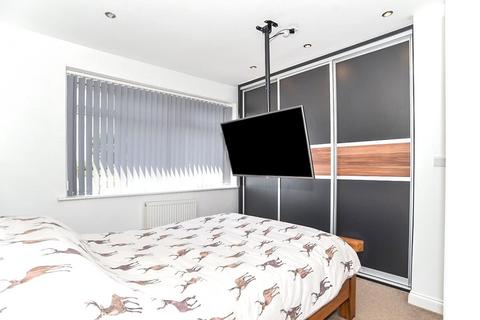 90 Bedford Avenue, Shaw, Oldham, OL2 7DW