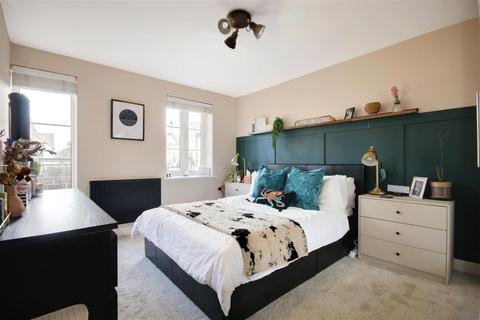 2 bedroom flat for sale, Constables Way, Hertford