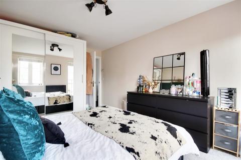 2 bedroom flat for sale, Constables Way, Hertford