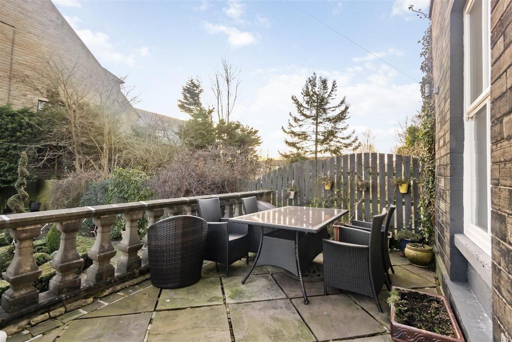 Balcony/patio seating area