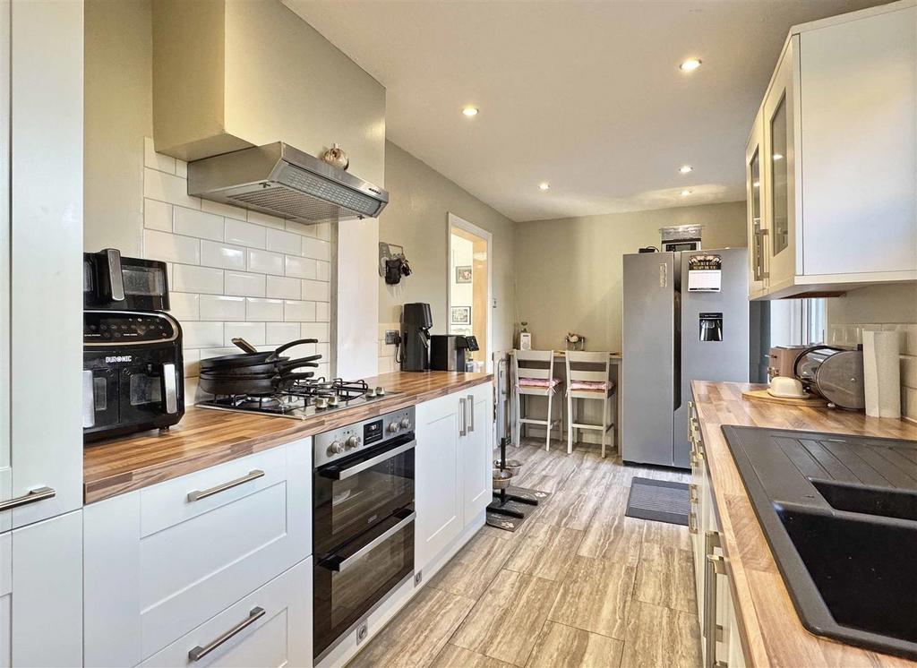 Kitchen b.jpg