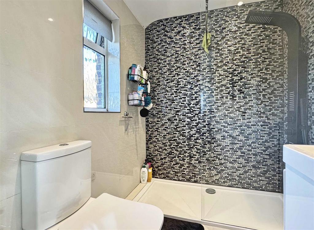 Shower Room b.jpg