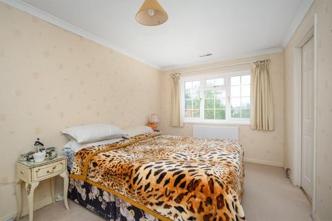 4 bedroom semi-detached house for sale, Hillcrest, WEYBRIDGE, KT13