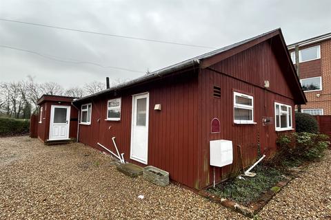 3 bedroom detached bungalow to rent, London Road, Hook, Hampshire