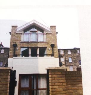 2 bedroom flat to rent, West Crescent, Gravesend