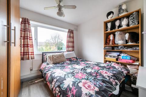 2 bedroom maisonette for sale, Erith Crescent, Romford RM5