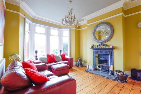 4 bedroom terraced house for sale, Redbrink Crescent, Barry