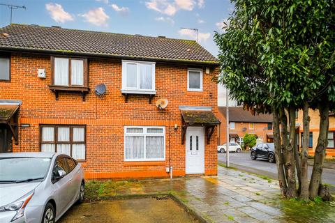 3 bedroom semi-detached house to rent, Goldhaze Close, Woodford Green