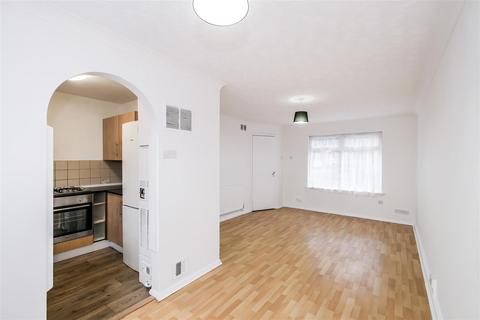 3 bedroom semi-detached house to rent, Goldhaze Close, Woodford Green