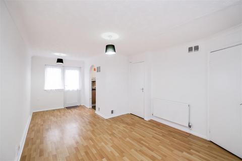 3 bedroom semi-detached house to rent, Goldhaze Close, Woodford Green