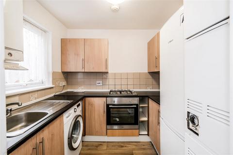 3 bedroom semi-detached house to rent, Goldhaze Close, Woodford Green