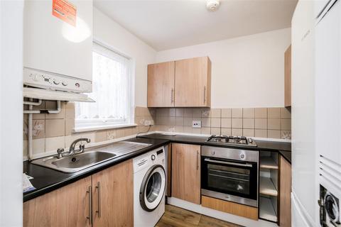 3 bedroom semi-detached house to rent, Goldhaze Close, Woodford Green