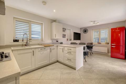 4 bedroom detached house for sale, Warwick Crescent, Basildon SS15