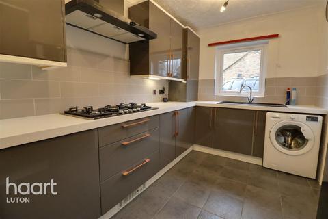 4 bedroom detached house to rent, Forge Close, LUTON