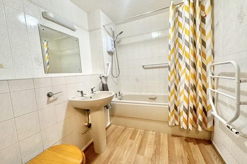 1 bedroom apartment for sale, Limewood Court Beehive Lane, Ilford, IG4
