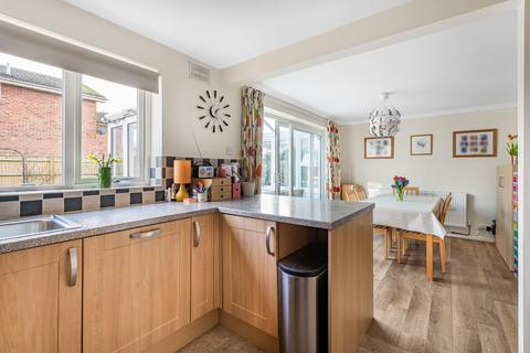 3 Dunbar Drive, Thame, OX9 3YD