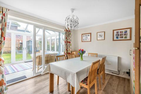 3 Dunbar Drive, Thame, OX9 3YD