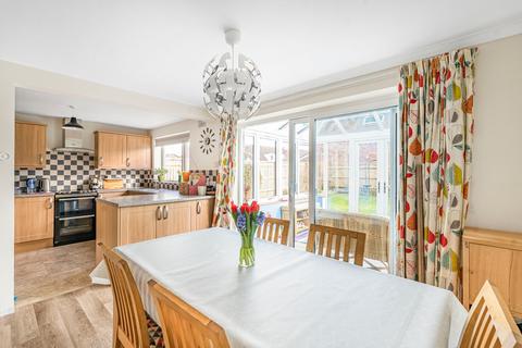 3 Dunbar Drive, Thame, OX9 3YD