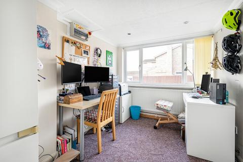 3 Dunbar Drive, Thame, OX9 3YD