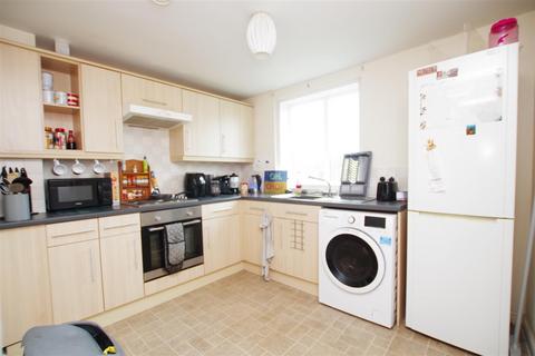 2 bedroom flat to rent, Saltash Road, Swindon SN2