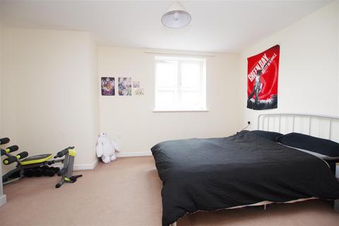 2 bedroom flat to rent, Saltash Road, Swindon SN2