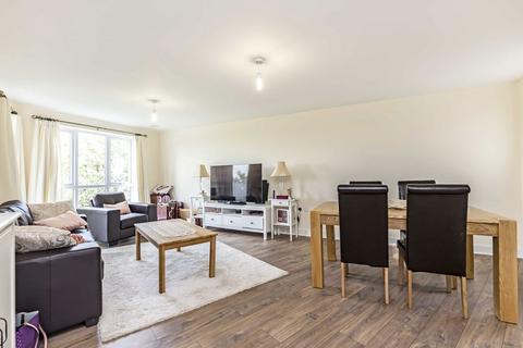 2 bedroom flat to rent, Hythe Road, Surbiton KT6