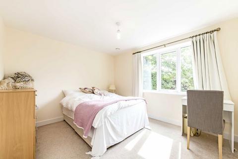 2 bedroom flat to rent, Hythe Road, Surbiton KT6