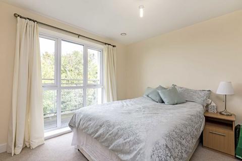 2 bedroom flat to rent, Hythe Road, Surbiton KT6