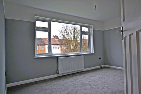 2 bedroom flat to rent, Lincoln Way, Enfield EN1