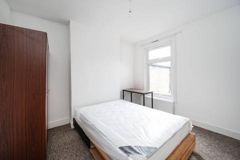 4 bedroom terraced house to rent, Roding Road, Hackney, London, E5