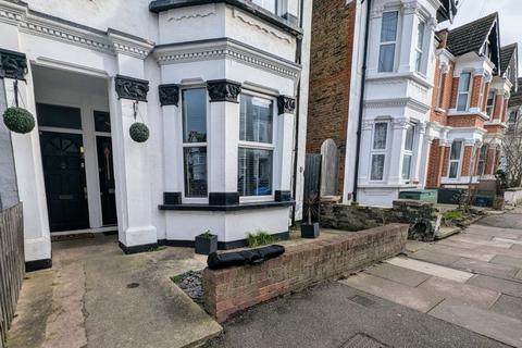 1 bedroom ground floor flat for sale, Hainault Avenue, Westcliff-on-Sea, SS0