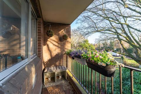 23 Garrick Close, London, W5 1AS