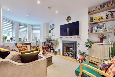 2 bedroom flat for sale, Milton Park, London N6