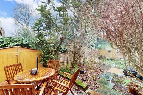 2 bedroom flat for sale, Milton Park, London N6