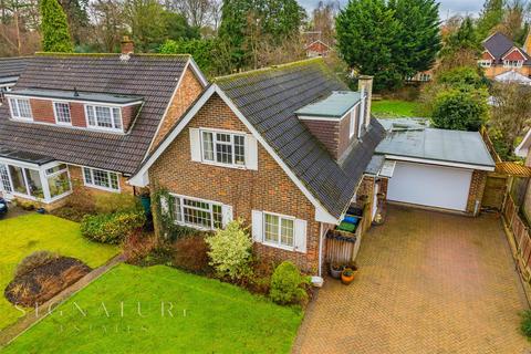 3 bedroom detached house for sale, Birch Tree Walk, Watford