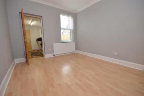 2 bedroom terraced house to rent, Moreton Road South, Luton