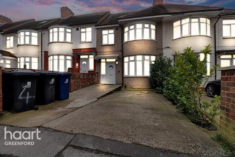 3 bedroom terraced house for sale, Selby Gardens, Southall