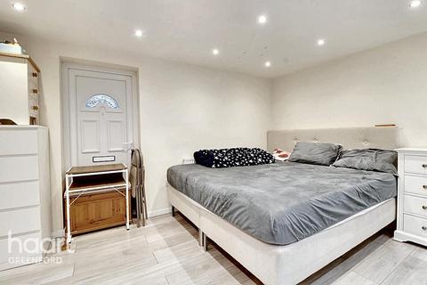 3 bedroom terraced house for sale, Selby Gardens, Southall