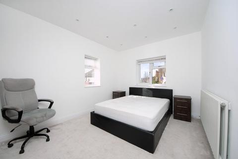 2 bedroom flat to rent, Horn Lane, London