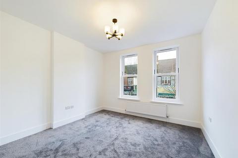 3 bedroom flat to rent, High Street, Ruislip HA4