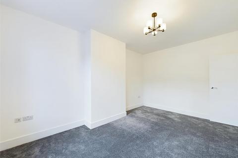 3 bedroom flat to rent, High Street, Ruislip HA4