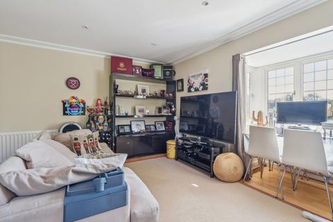 5 Park Grove, Knotty Green, Beaconsfield, HP9 2EN