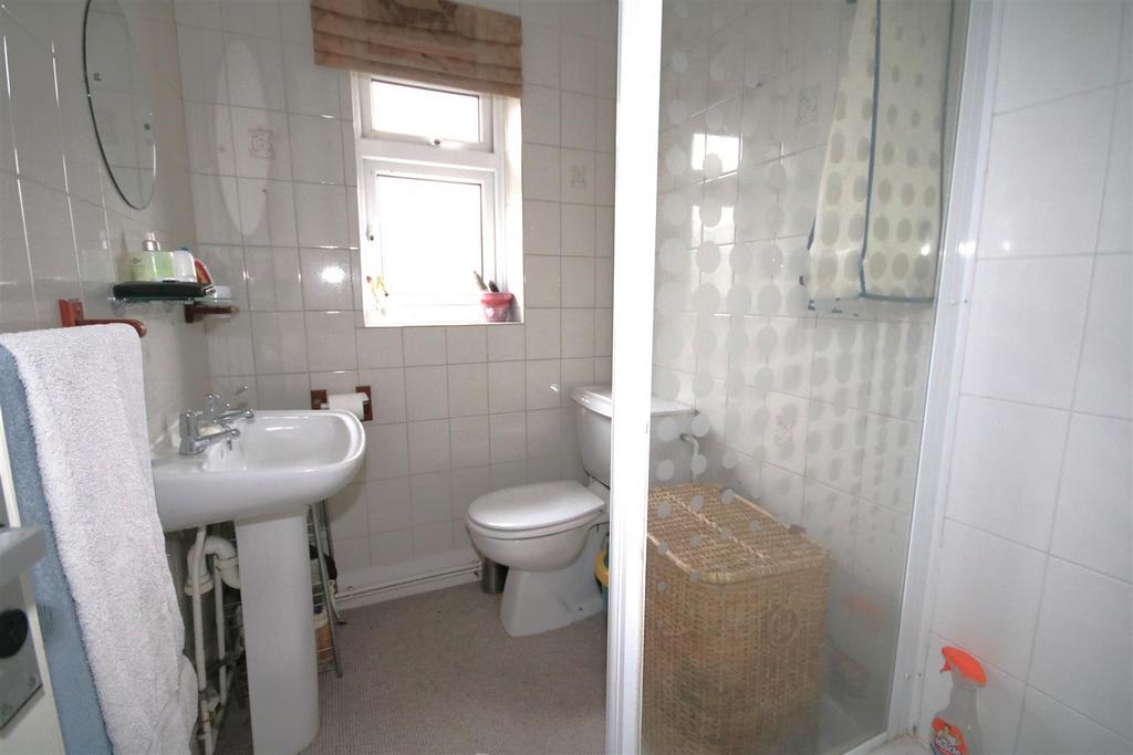 Bed 1 En Suite.JPG