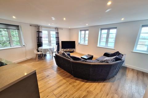 3 bedroom flat to rent, Enfield House, Low Pavement, Nottingham