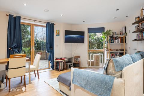 1 bedroom flat for sale, Upper Clapton Road, London, E5