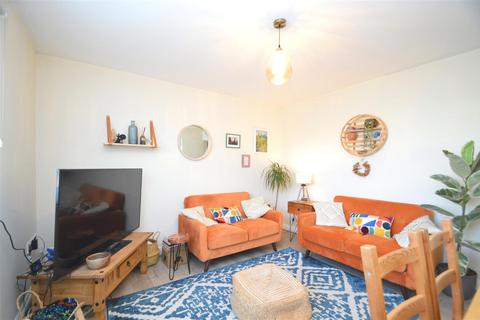 2 bedroom maisonette for sale, Brookside Close, Freshwater